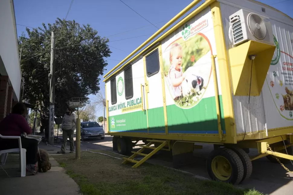 LLAMATIVO. La sola presencia del trailer, con un ploteo colorido, llama rápidamente la atención de los vecinos.