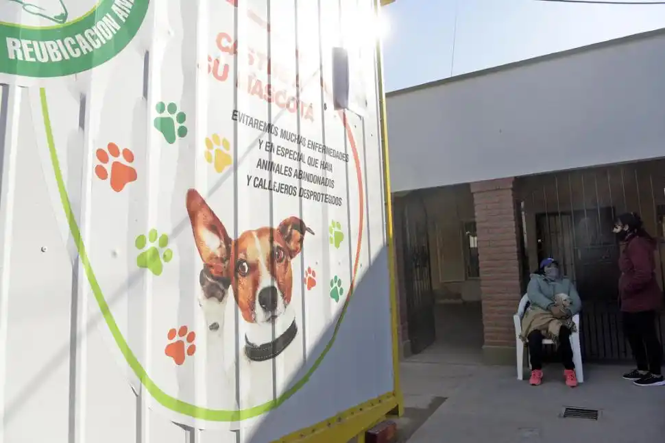 PARA CONOCER MÁS. Los exteriores del trailer muestran mensajes de los objetivos del programa público.