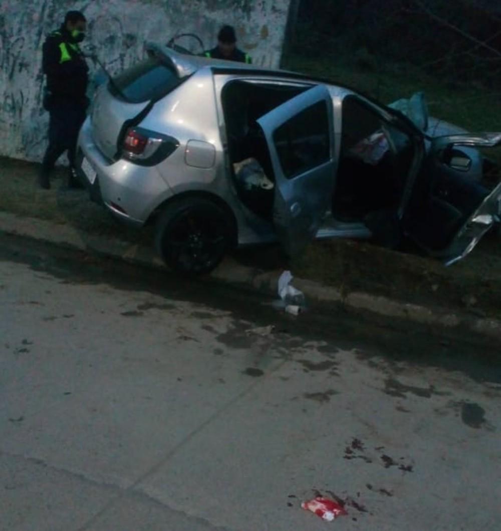 Perdió el control del auto y se estrelló contra una pared en la avenida Perón