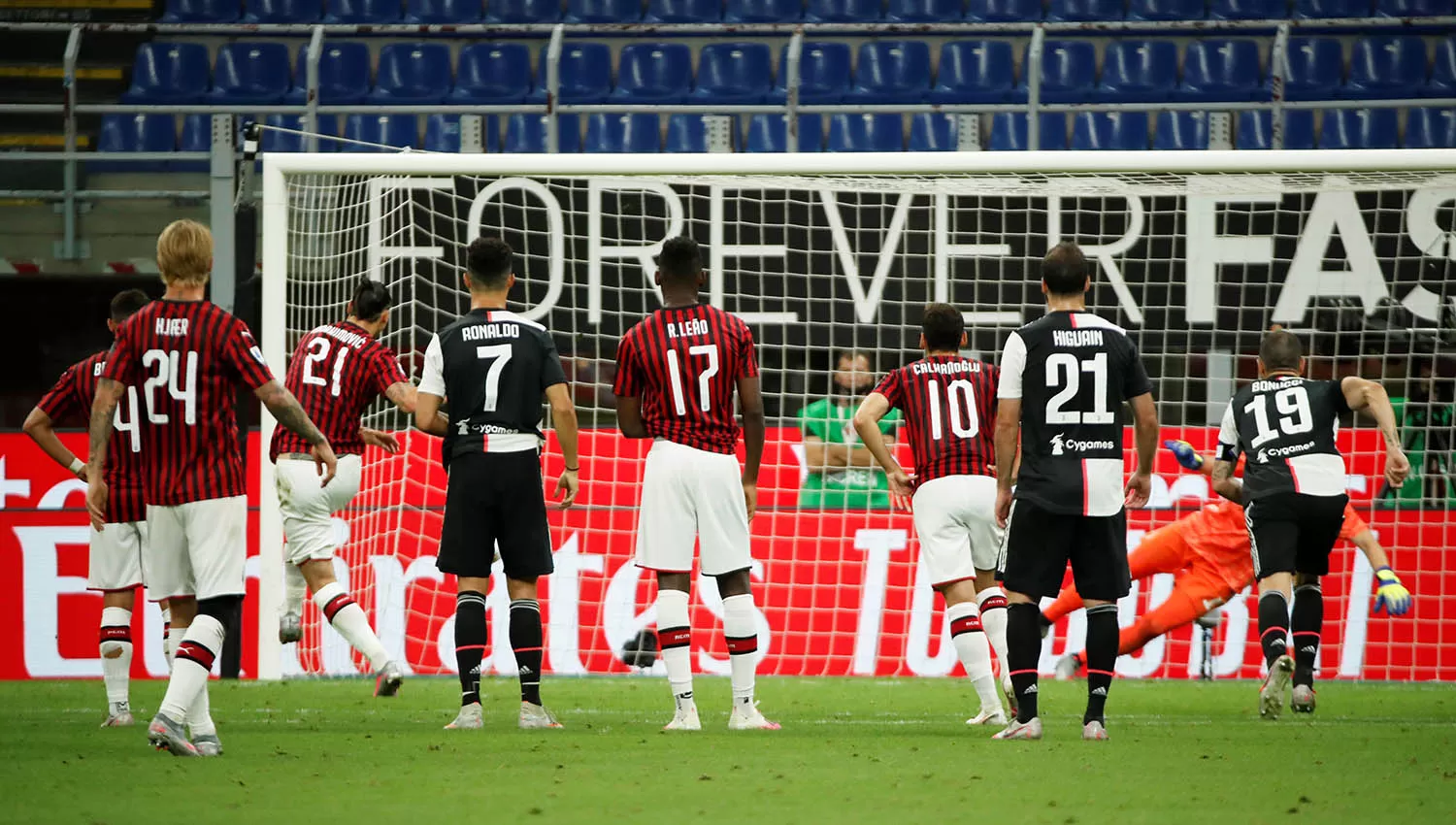 Con este penal convertido por Ibrahimovic, el Milan comenzó su reacción para ganarle a los turineses. (Reuters)