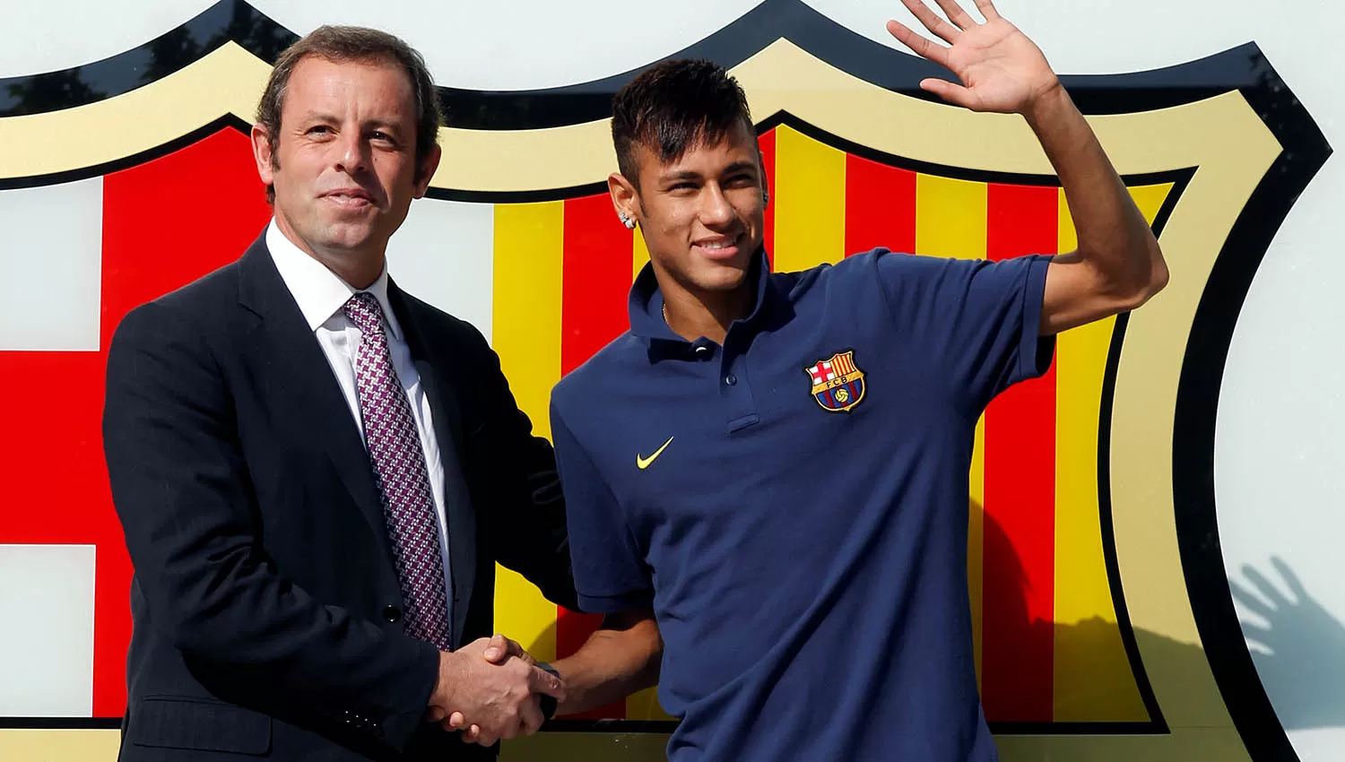 Neymar y Sandro Rossel, por entonces presidente del Barcelona cuando el jugador fue presentado en 2013. (Reuters)