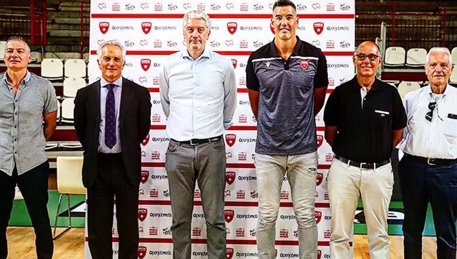 Scola, rodeado por los principales dirigentes del básquet ltaliano. (FOTO TOMADA DE TWITTER @PallVarese)