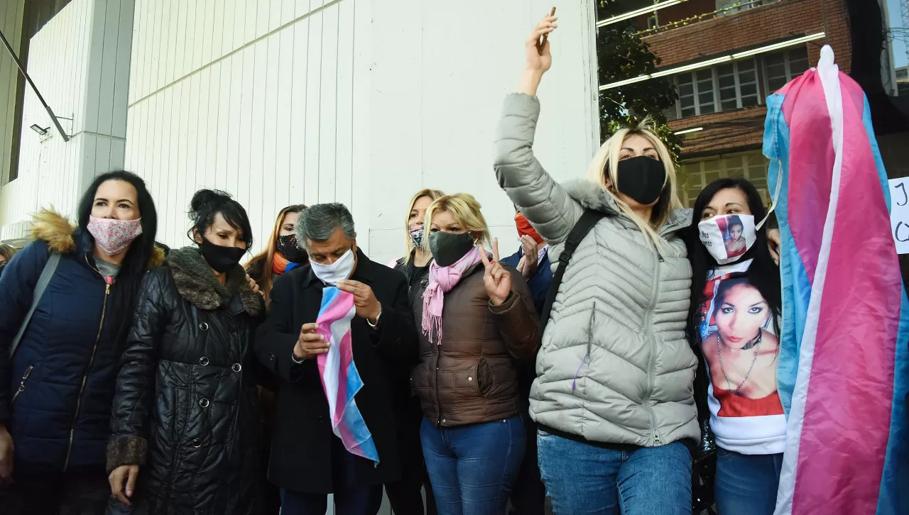 FESTEJOS. En la vereda del cocnejo Deliberante, grupos de personas trans celebraron la aprobación del proyecto de cupo laboral