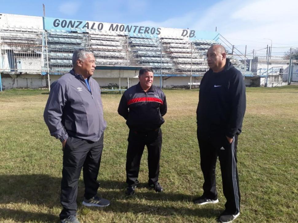 PROTAGONISTAS. José Gutiérrez, Mario Pedraza, Pedro Arturo Monteros (los tres en la cancha de Atlético Concepción) y Adrián Uslenghi, opinaron del fútbol y sus protocolos. 