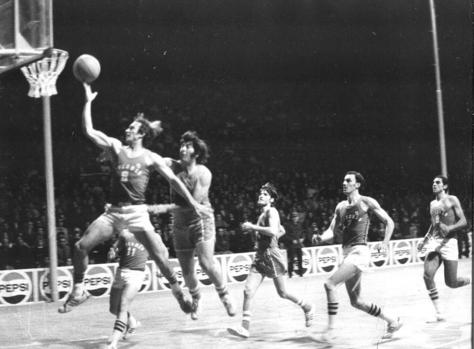 PARTIDOS. En 1978 fue la última vez que hubo competencia de básquet al aire libre por un Campeonato Argentino.
