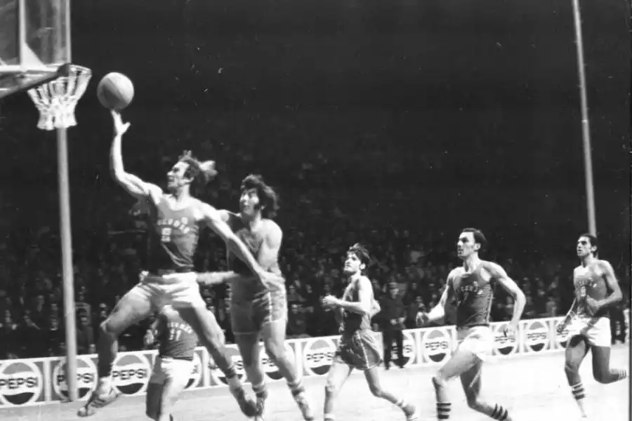 PARTIDOS. En 1978 fue la última vez que hubo competencia de básquet al aire libre por un Campeonato Argentino.