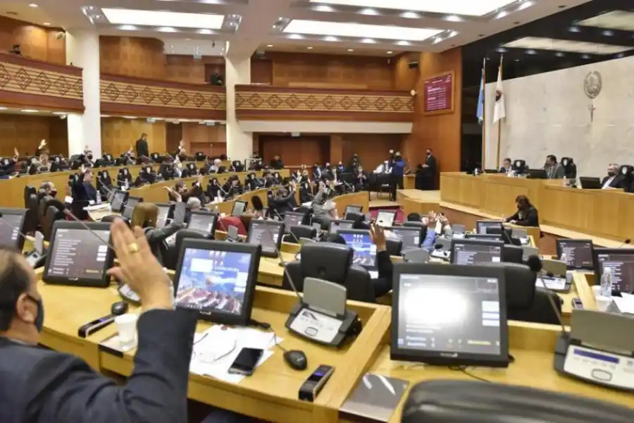VOTACIÓN EN EL RECINTO. Los legisladores aprueban la iniciativa que promueve el cierre de las fronteras con el fin de evitar más contagios.  FOTOS PRENSA LEGISLATURA