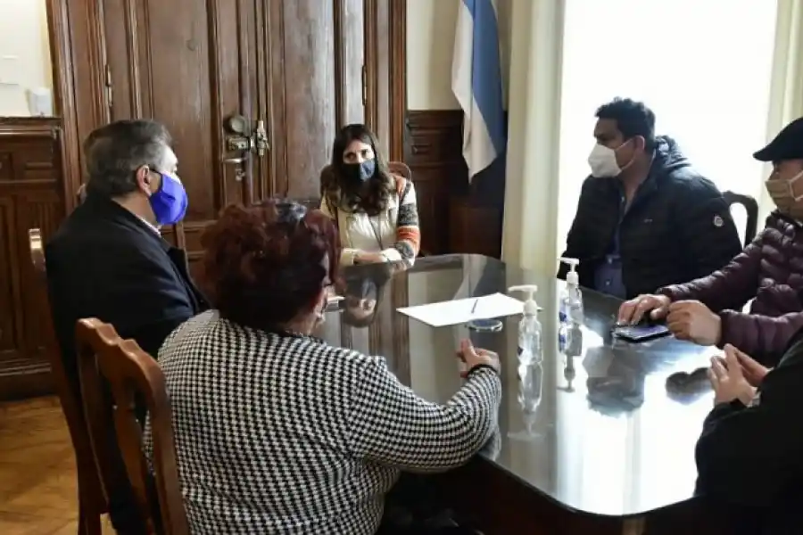 REUNIÓN. Representantes de dos sectores privados fueron recibidos por funcionarios. Foto: Ministerio de Gobierno y Justicia