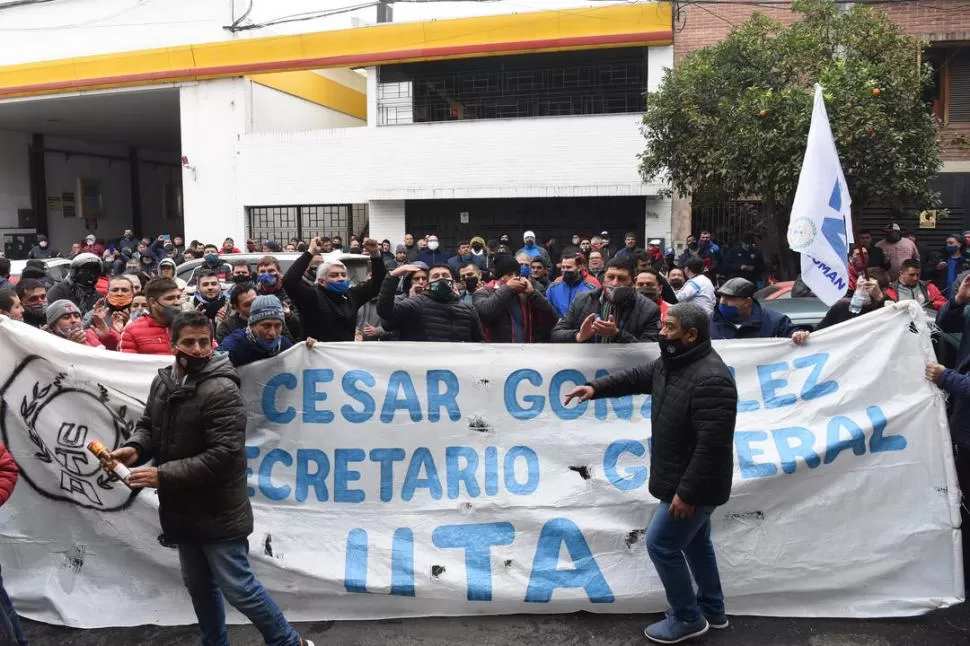 MALESTAR. Los choferes, con César González a la cabeza (derecha), en una protesta reciente frente a Aetat. Foto: ARCHIVO LA GACETA / Analía Jaramillo.