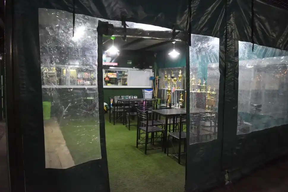 SÓLO DE PASO. Las cantinas de los establecimientos no pueden tener personas sentadas. Tampoco se puede permanecer más de la duración del turno en el lugar.  