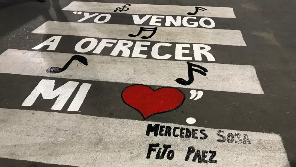 HOMENAJE. Frases que recuerdan a Mercedes Sosa adornan las calles circundantes del centro cultural municipal que lleva su nombre en la plazoleta Dorrego.