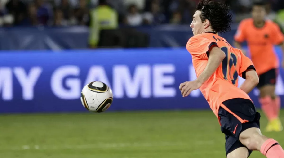 Messi le hizo un gol con el pecho a Estudiantes y sentenció el partido para los catalanes.