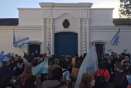 En un banderazo, marcharon hacia la Casa Histórica y protestaron contra el Gobierno