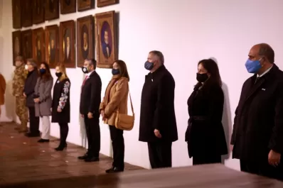 El 9 de Julio comenzó con las autoridades de la Provincia entonando el himno en la Casa Histórica