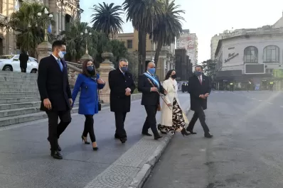 Festejo atípico por el 9 de julio: el gobernador caminó hasta la Catedral en silencio y sin público