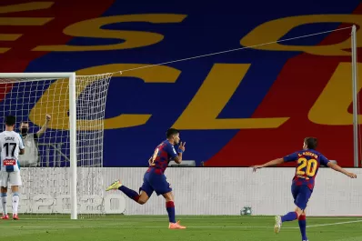 Luis Suárez subió el podio de los máximos goleadores del Barcelona