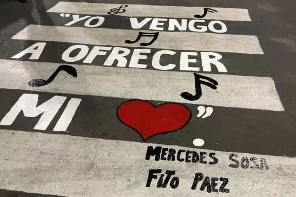 Homenajean a la Negra pintando frases que la recuerdan en calles de la plazoleta Dorrego