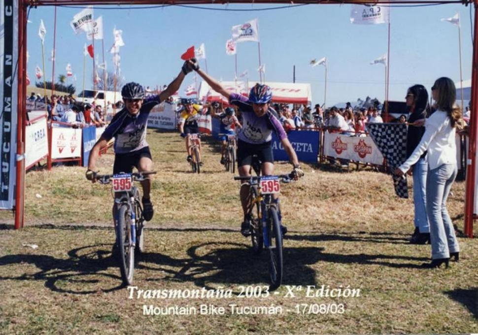 VICTORIA EN FAMILIA. En 2003, “Seba” (izquierda) triunfó junto a su hermano Gabriel en la exigente competencia. 