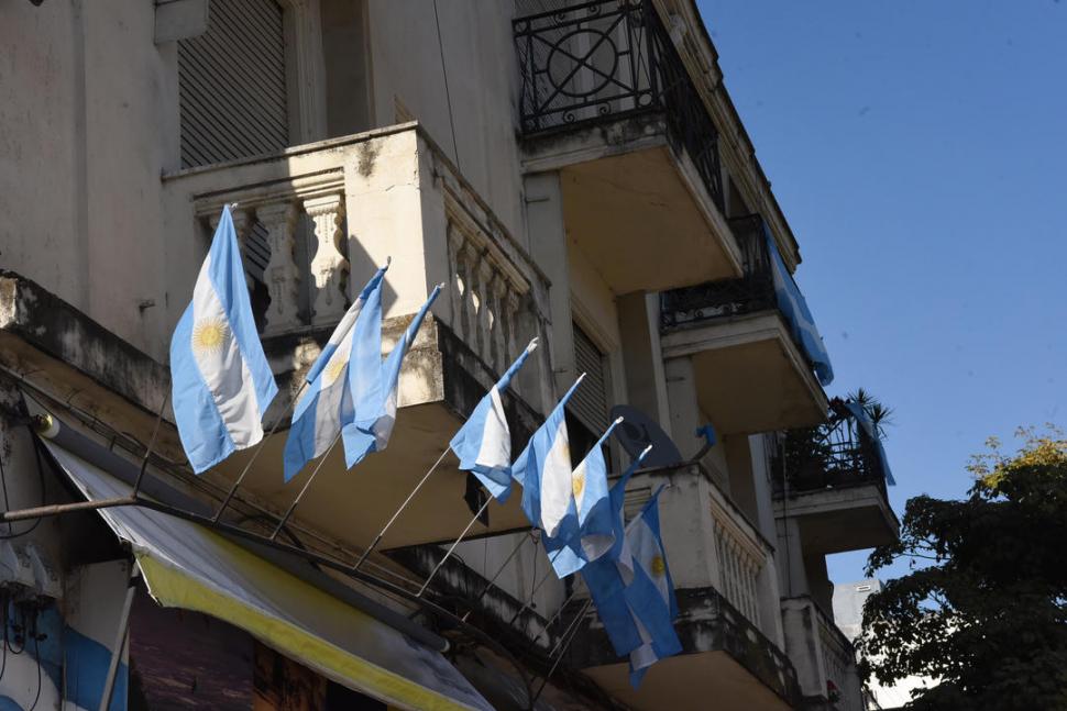 VISTIÉNDOSE DE PATRIA. Los frentes de negocios y viviendas del entorno de la Casa Histórica lucen las banderas para celebrar el “Día de la Patria”.  
