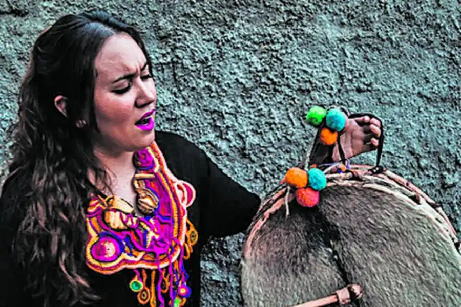 MICA FLORES. El canto femenino.