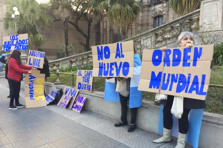 En un banderazo, marcharon hacia la Casa Histórica y protestaron contra el Gobierno