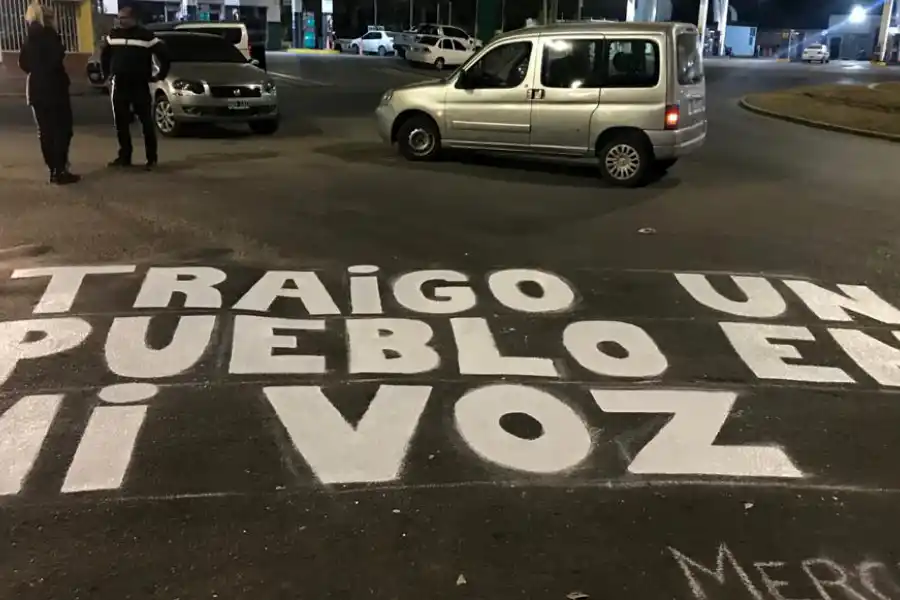 HOMENAJE. Frases que recuerdan a Mercedes Sosa adornan las calles circundantes del centro cultural municipal que lleva su nombre en la plazoleta Dorrego.
