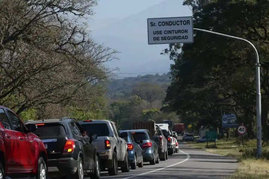 Interminable fila de autos para subir a los Valles.