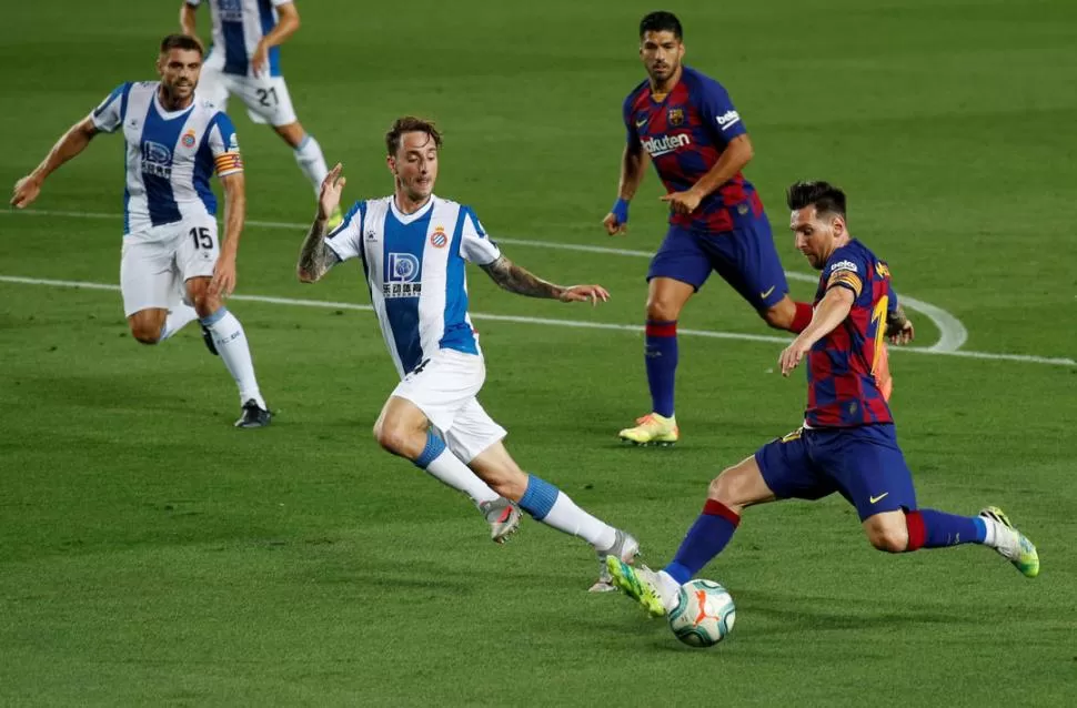 NO SE ENTREGA, Aunque Messi aportó poco, Barcelona se impuso en el clásico catalán y sigue en carrera. 