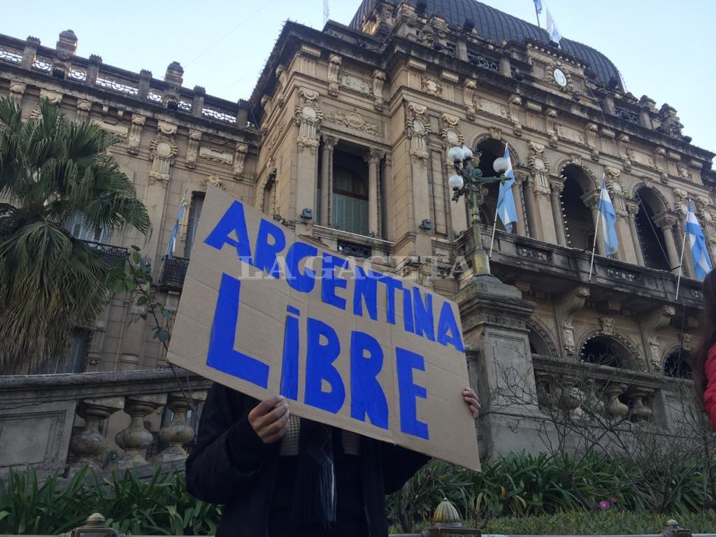 PROTESTA. Un grupo de personas se manifestó en contra de las medidas adoptadas por Alberto Fernández.