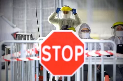 Resulta improbable que los países puedan erradicar por ahora el coronavirus, según la OMS