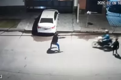 Video: el momento en el que un hombre enfrenta a dos ladrones cuando intentaban robarle su moto