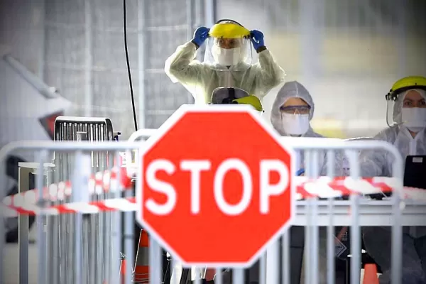 Resulta improbable que los países puedan erradicar por ahora el coronavirus, según la OMS