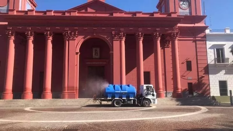 CON AGUA Y LAVANDINA. Un camión hidrante sanitiza la capital catamarqueña. Foto: Gentileza El Ancasti