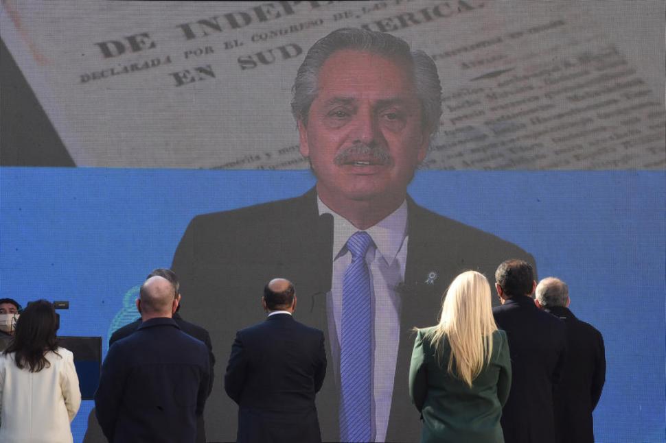VIRTUAL. Manzur (al centro) y parte de su gabinete observan al presidente Fernández en la pantalla gigante. la gaceta / fotos de analia jaramillo  