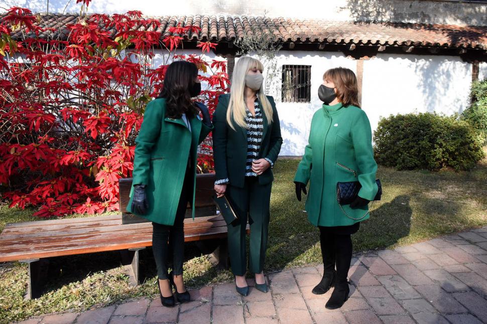 LAS DAMAS DE VERDE. Las ministras Carolina Vargas Aignasse y Rossana Chahla, y la secretaria general de la Gobernación, Silvia Pérez.