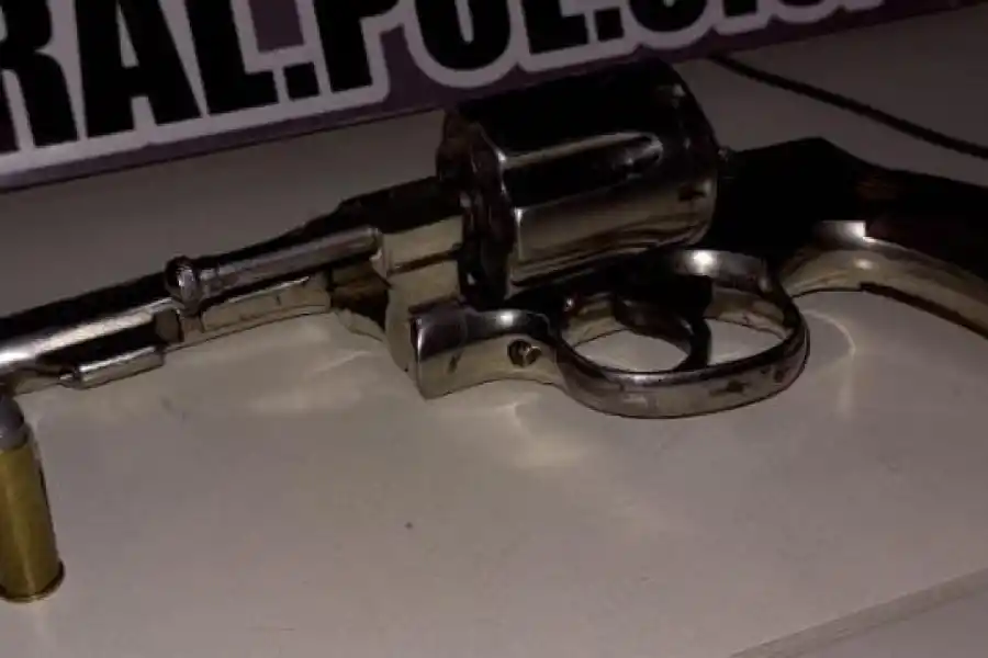 Atrapan a dos delincuentes en barrio Sur: uno de ellos es menor de edad y estaba armado