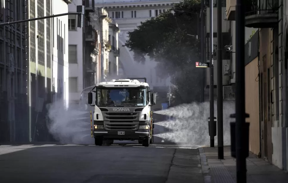 EN BUENOS AIRES. Un camión realiza una desinfección en las calles.  