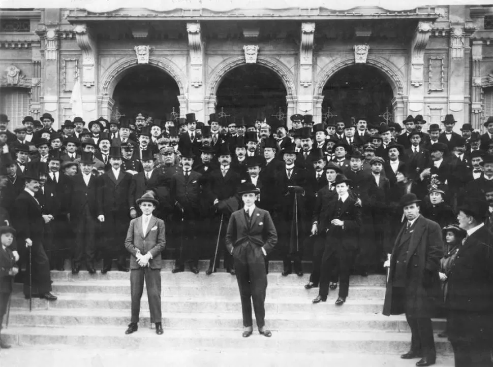  9 DE JULIO DE 1916. Desde las escalinatas de Casa de Gobierno las autoridades presencian el desfile escolar