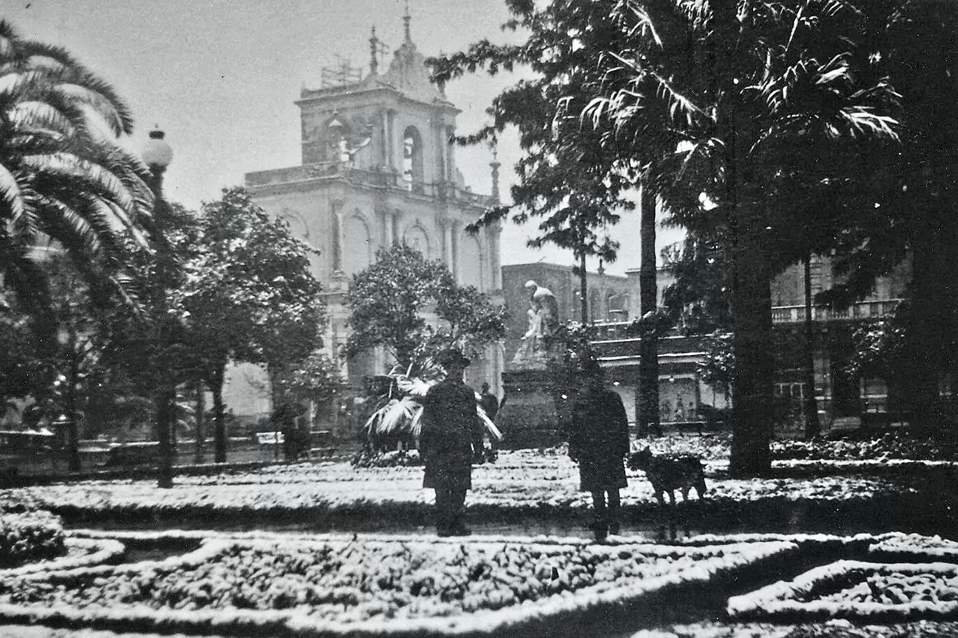 MANTO BLANCO. El 12 de julio de 1920 comenzó a nevar de madrugada en San Miguel de Tucumán, para sorpresa de todos los vecinos por un hecho inusual que quedó registrado en imágenes y crónicas.