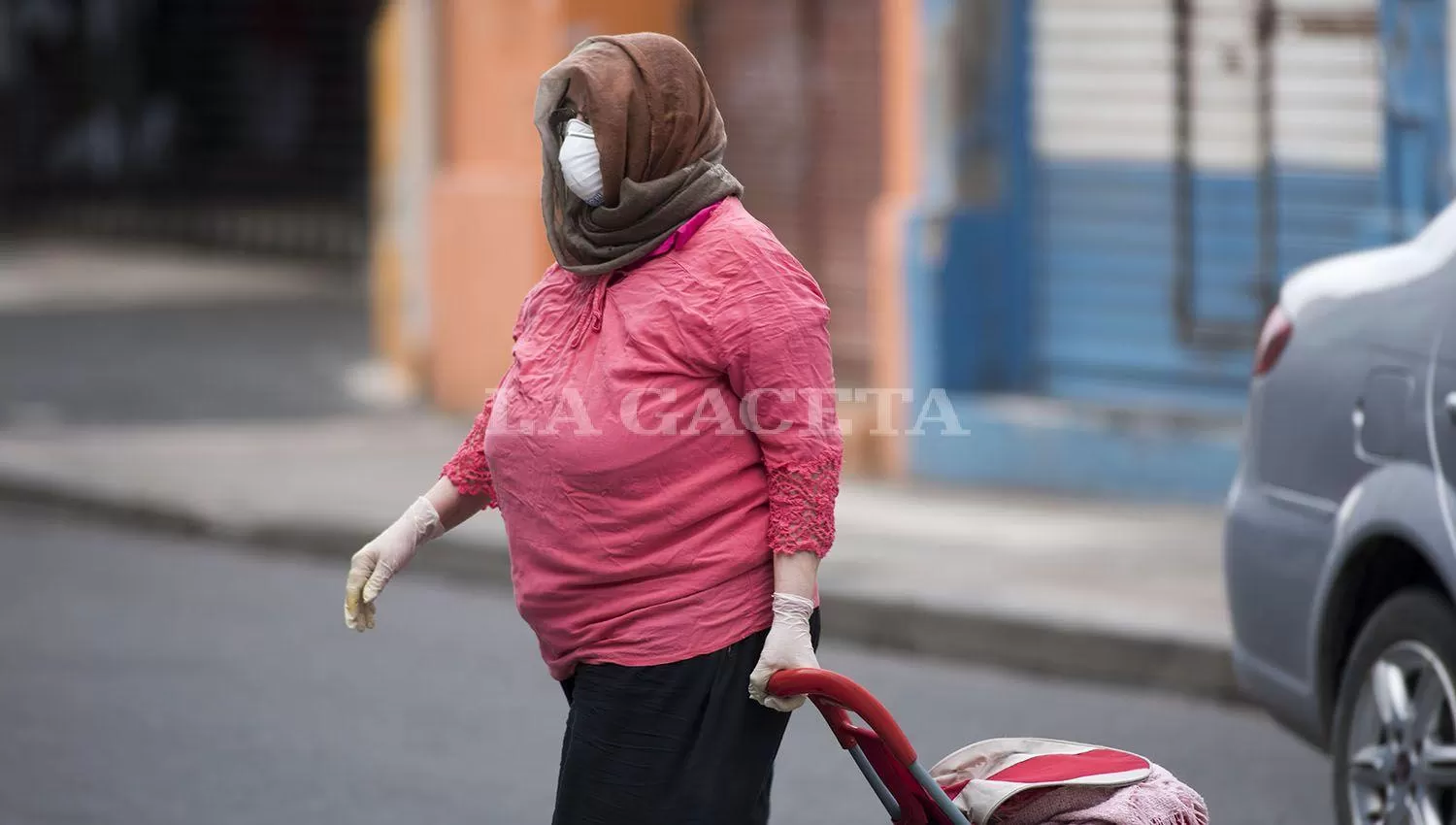 PREVENCIÓN. Se volvió usual ver a personas transitando por las calles utilizando barbijos. LA GACETA / Diego Aráoz