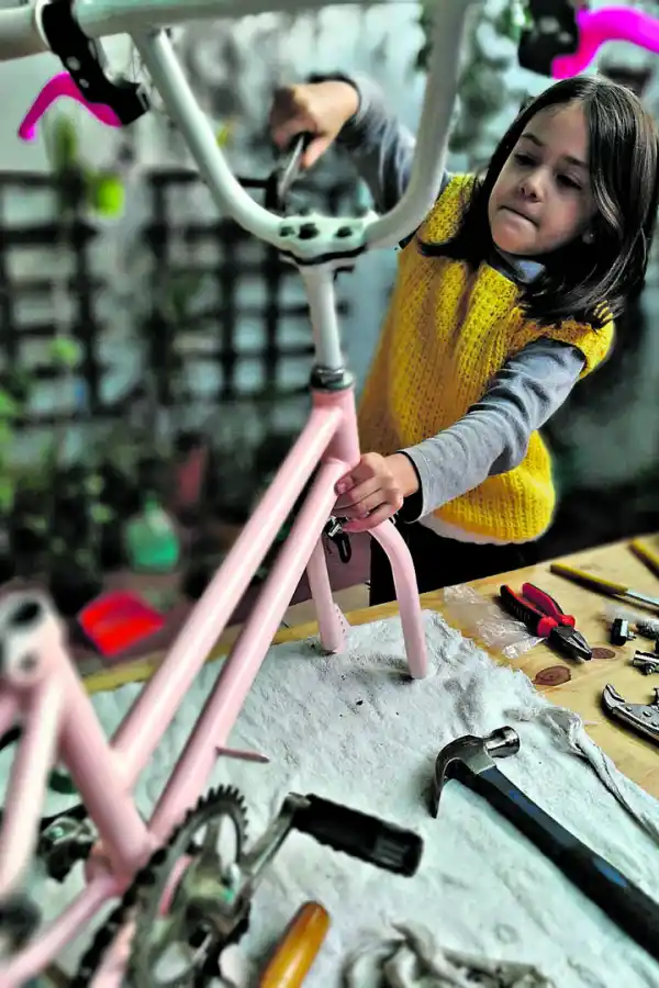 COMO NUEVA. Emma le da vida a una bicicleta, reacondicionada en todo.