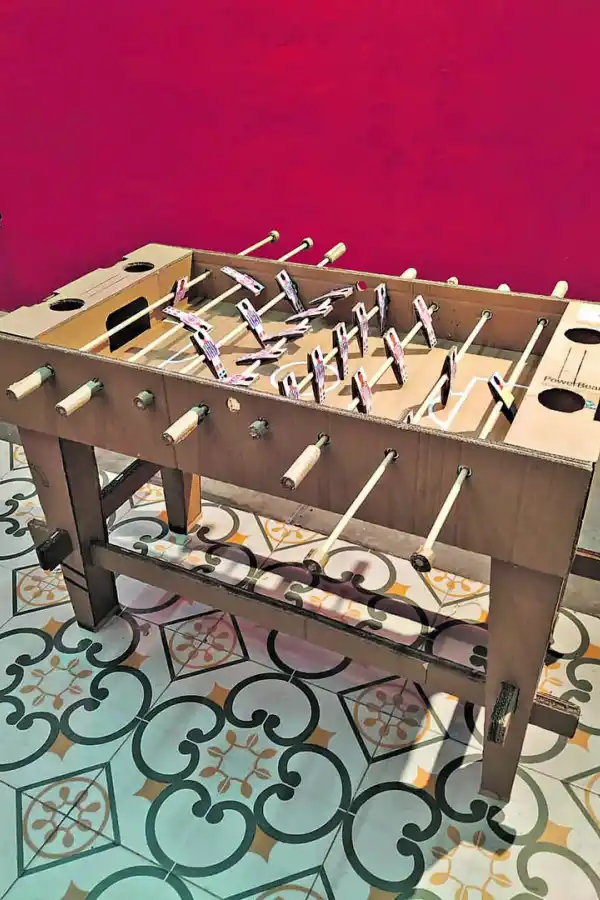 METEGOL COMPLETO. Fernando Ríos Kissner recicló cartón en distintos juegos. 