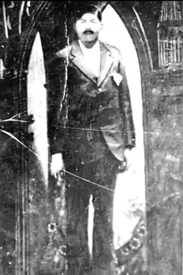 IMPONENTE FIGURA. Juan Uñates.