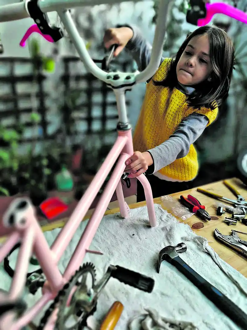 COMO NUEVA. Emma le da vida a una bicicleta, reacondicionada en todo.