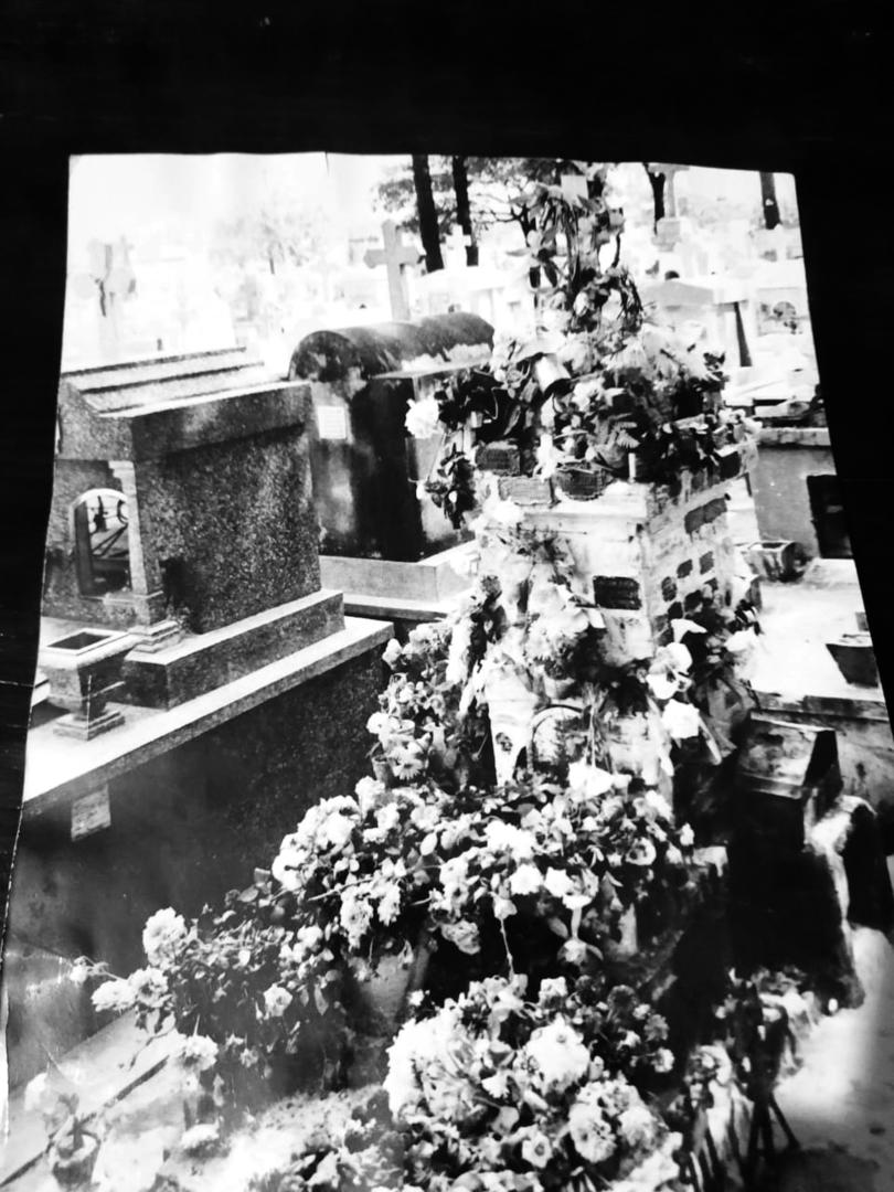 DIFERENCIA. La tumba de Bazán Frías en 1969 y en nuestros días. 