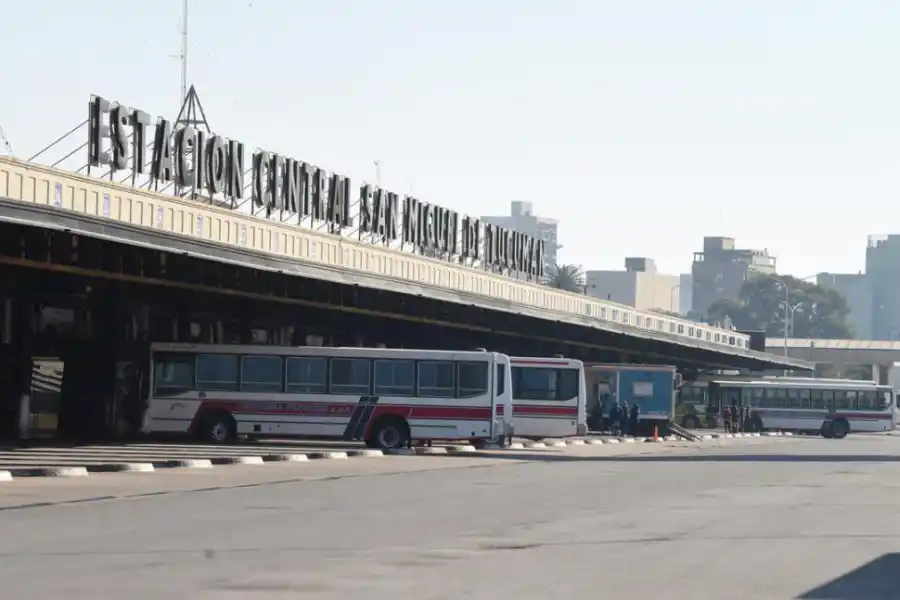 SÓLO ÓMNIBUS INTERURBANOS. Los colectivos de larga distancia desaparecieron; solo se observa el ir y venir de los colectivos que van al interior de la provincia; atrás, el trailer sanitario del Ministerio de Salud. 