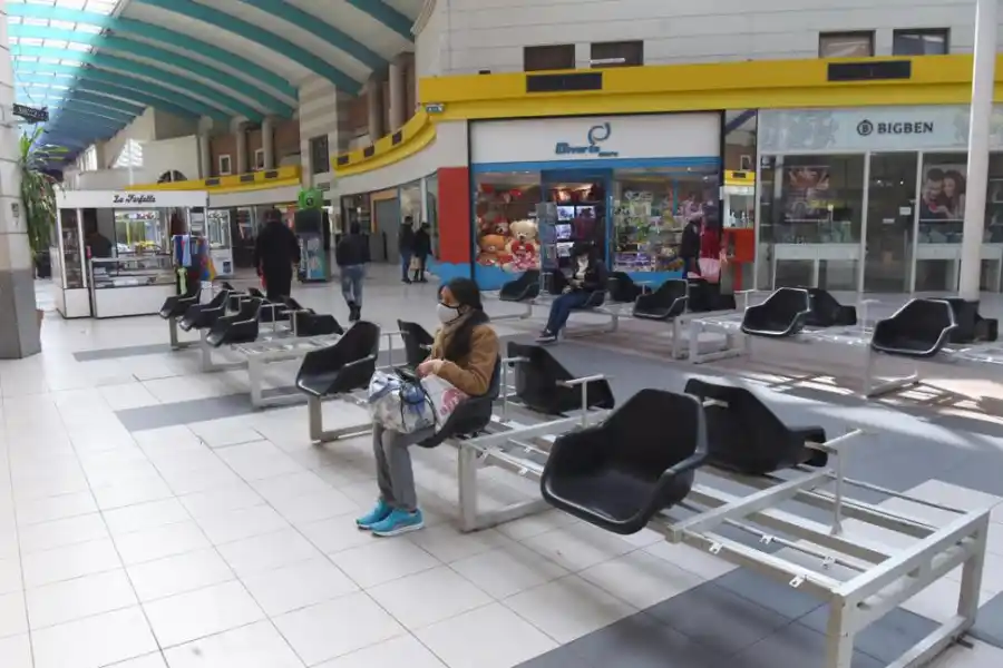 ESPERAS SOLITARIAS. Distanciamiento social en el interior.