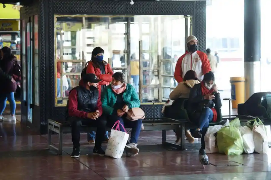 CON CUBREBOCAS. Si no se lo usa bien, el barbijo no sirve de mucho.