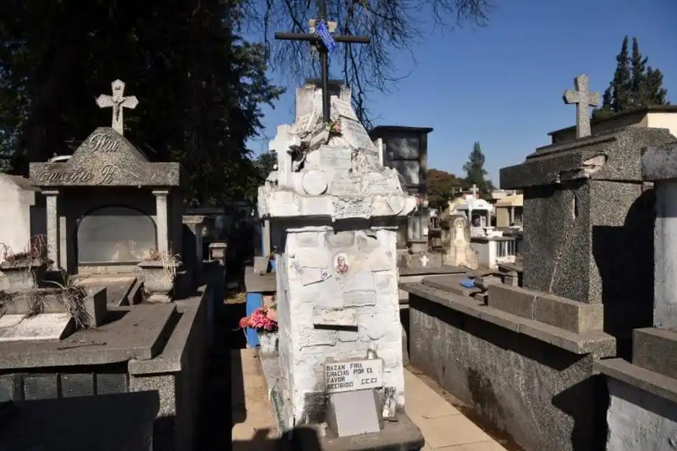 DIFERENCIA. La tumba de Bazán Frías en 1969 y en nuestros días. 
