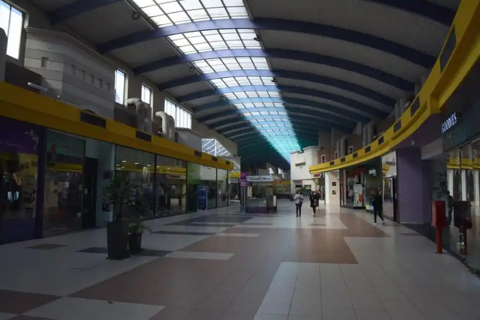 CASI DESIERTO. El pasillo central de la terminal, con muy pocas personas.